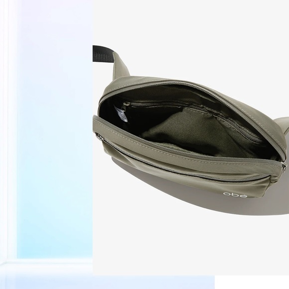 NEW obé x fabfitfun waist pack - Picture 2 of 4